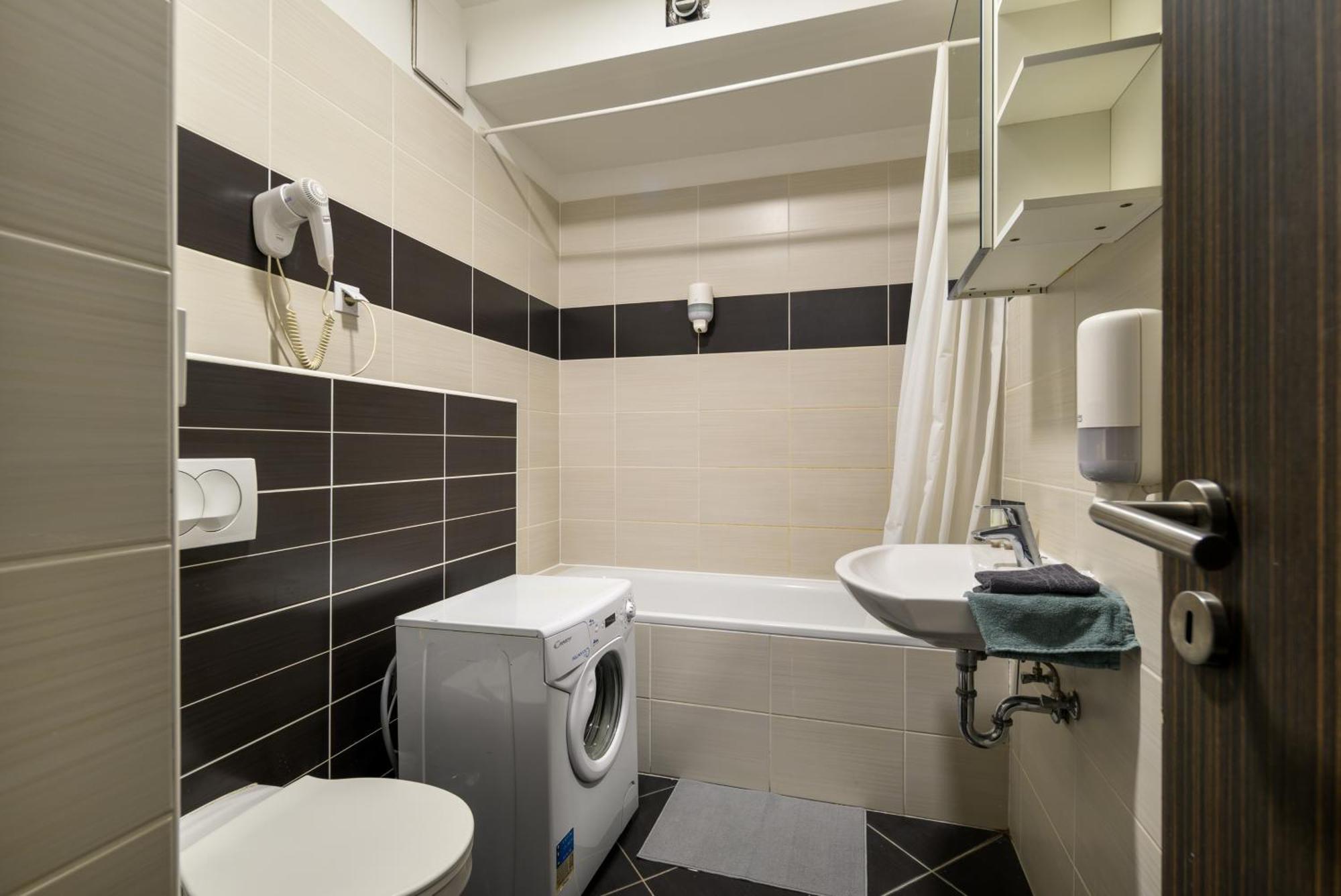 Sun Resort Residential Suite-Free Parking Garage Same Building 布达佩斯 外观 照片